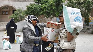 يمنيون في صنعاء يحصلون على مساعدات غذائية 